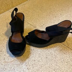 Used Donald J Pliner platform shoes with straps in front & back. 7.5 size